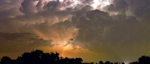 Ein Blitz in der Nähe von Geseke in Nordrhein-Westfalen. Auch in Berlin gibt für den späten Nachmittag und die Abendstunden Warnungen für teils erhebliche Gewitter.
