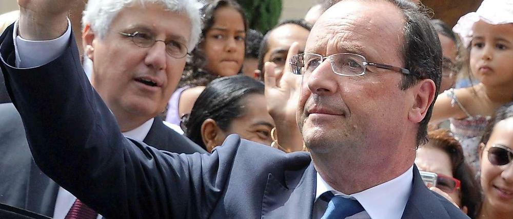 Hollande winkt Einwohnern zu