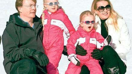 Prinz Friso, hier beim Skiurlaub 2011 mit seiner Frau Mabel und den Töchtern Zaria und Luana. Foto: Reuters