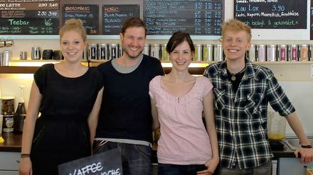 Das Inhaber-Team des Coffee Cabana, Christian Saak und Janet Müller (Mitte), mit ihren Mitarbeitern Marie (l.) und Jannik (r.)