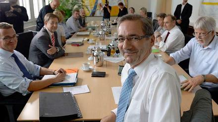 Matthias Platzeck an einem Konferenztisch.