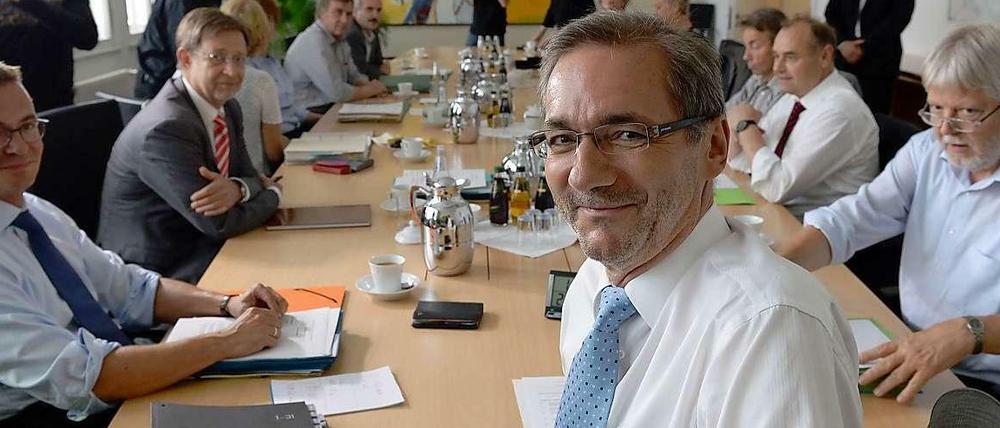 Matthias Platzeck an einem Konferenztisch.