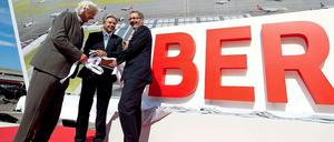 Schön wär’s gewesen. Architekt Meinhard von Gerkan (l-r), Berlins Regierender Bürgermeister Klaus Wowereit und (noch) Ministerpräsident des Landes Brandenburg, Matthias Platzeck (beide SPD) enthüllten am 09.06.2011 in Berlin am Flughafen Tegel ein Plakat des neuen Hauptstadt-Airports BER in Schönefeld. Die Sache mit dem Juni 2012 hat bekanntlich nicht geklappt.