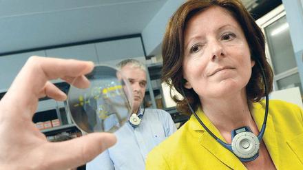 Unter die Lupe genommen wird Malu Dreyer besonders, seit sie Rheinland-Pfalz führt. Hier besucht sie die Firma Schneider Optische Werke in Bad Kreuznach. Foto: Roland Holschneider/dpa