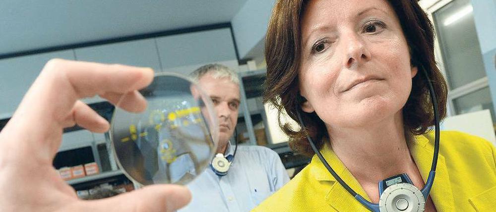 Unter die Lupe genommen wird Malu Dreyer besonders, seit sie Rheinland-Pfalz führt. Hier besucht sie die Firma Schneider Optische Werke in Bad Kreuznach. Foto: Roland Holschneider/dpa