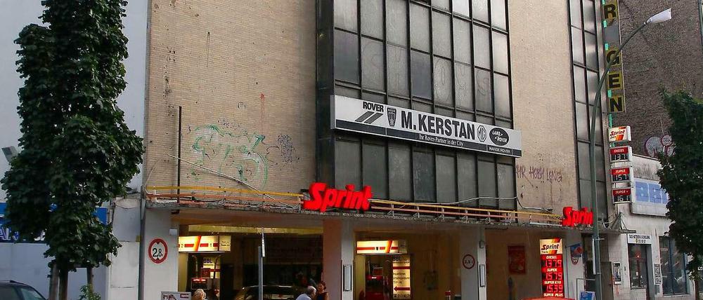 In dem denkmalgeschützten Altbau gibt es eine Tankstelle, Autowerkstätten und vermietete Parkplätze.