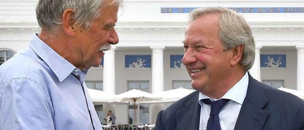 Paul Morzynski und Jörg Zumbaum schütteln sich die Hände nach einer Pressekonferenz in Heiligendamm.