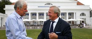 Der Wirtschaftsprüfer Paul Morzynski, Käufer des Grand Hotels Heiligendamm, schüttelt nach der Pressekonferenz vor dem Kurhaus die Hand des Insolvenzverwalters Jörg Zumbaum.
