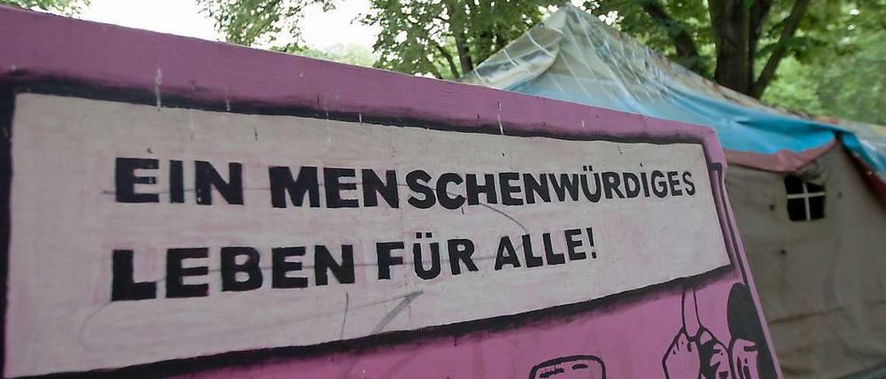 Ein Plakat im Flüchtlingslager am Oranienplatz.