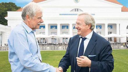 Neues Glück. Insolvenzverwalter Jörg Zumbaum (links) gratuliert Wirtschaftsprüfer Paul Morzynski zum Kauf des Grandhotels. Morzynski urlaubte stets selber gern in dem Resort. Noch überschattet ein Rechtsstreit mit den vorherigen Investoren das Geschäft. Foto: dpa