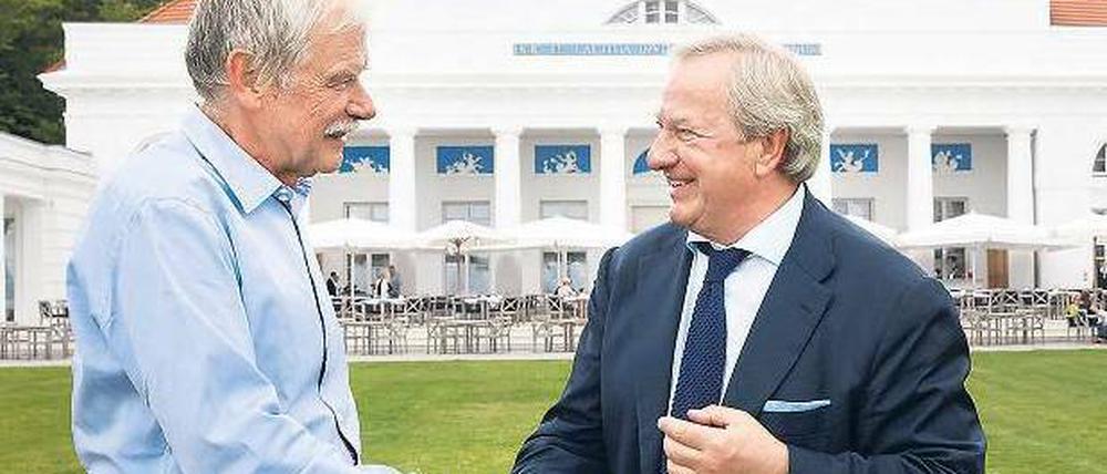 Neues Glück. Insolvenzverwalter Jörg Zumbaum (links) gratuliert Wirtschaftsprüfer Paul Morzynski zum Kauf des Grandhotels. Morzynski urlaubte stets selber gern in dem Resort. Noch überschattet ein Rechtsstreit mit den vorherigen Investoren das Geschäft. Foto: dpa