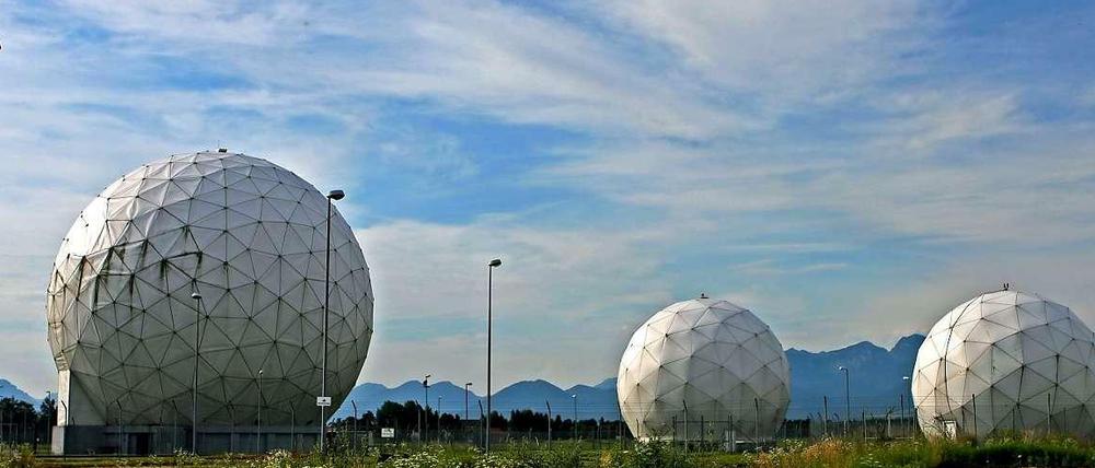 In Mietraching (Bayern) stehen die Antennenkuppeln der ehemaligen US-amerikanischen Abhörbasis Bad Aibling Station (BAS) der NSA.