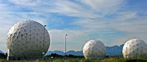 In Mietraching (Bayern) stehen die Antennenkuppeln der ehemaligen US-amerikanischen Abhörbasis Bad Aibling Station (BAS) der NSA.