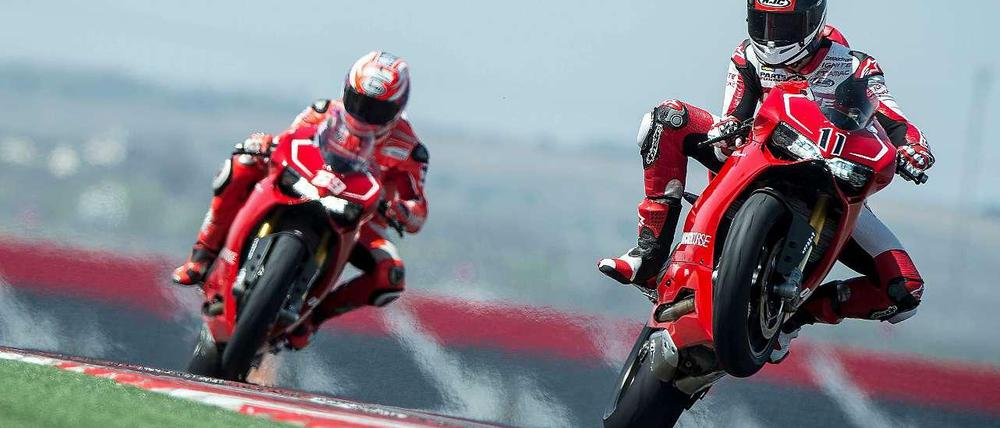 Mit unglaublicher Performance und technologischer Spitzenleistung will die neue 1199 Panigale R den Asphalt zum Glühen bringen.