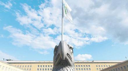 Adler-Skulptur vor dem Flughafen Tempelhof