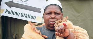 Im afrikanischen Krisenstaat Simbabwe waren am Mittwoch 6,4 Millionen Bürger aufgerufen, den neuen Präsidenten zu bestimmen. Seit 1980 regiert der heute 89-jährige Robert Mugabe mit eiserner Hand. Ergebnisse werden am Wochenende erwartet. 