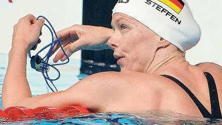 Wie lange noch jagt sie einer guten Zeit hinterher? Es ist möglich, dass Britta Steffen kommendes Jahr ihre Karriere beendet. Foto: dpa