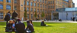 Studierende vor der HTW Berlin