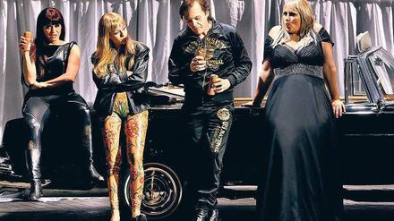 Golden Girls. Lance Ryan (Siegfried) mit den Rheintöchtern Julia Rutigliano, Mirella Hagen, Okka von der Dammerau.