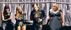 Golden Girls. Lance Ryan (Siegfried) mit den Rheintöchtern Julia Rutigliano, Mirella Hagen, Okka von der Dammerau.