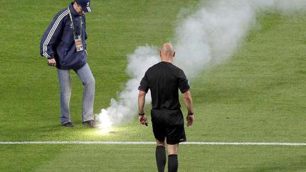 Während des Spiels gegen Tschechien warfen russische Fans Feuerwerkskörper auf den Rasen. Die Strafe u. a. für dieses Fehlverhalten fiel nun drastisch aus.