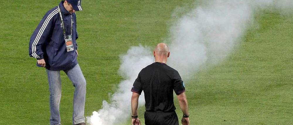 Während des Spiels gegen Tschechien warfen russische Fans Feuerwerkskörper auf den Rasen. Die Strafe u. a. für dieses Fehlverhalten fiel nun drastisch aus.