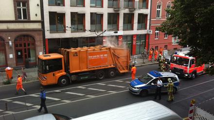 Dieser BSR-Müllwagen brannte am Mittwochvormittag in Mitte.