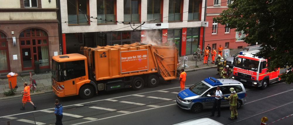 Dieser BSR-Müllwagen brannte am Mittwochvormittag in Mitte.