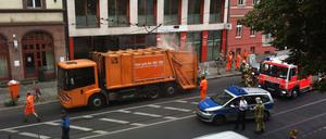 Dieser BSR-Müllwagen brannte am Mittwochvormittag in Mitte.