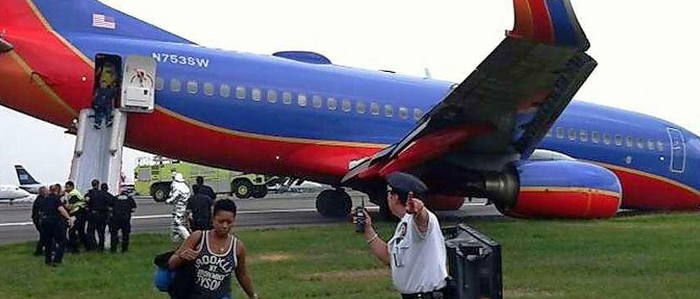 Die Evakuierung des zusammengebrochenen Flugzeugs verlief ohne Zwischenfälle. Mindestens zehn Menschen wurden beim Aufprall verletzt, darunter niemand schwer.