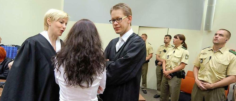 Die Angeklagte Beate Zschäpe und ihre Anwälte Anja Sturm und Wolfgang Heer im Gerichtssaal. Am 23. Juli ging behandelte das Gericht Fragen zur Tatwaffe im ersten Mord.