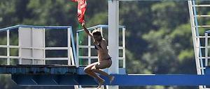 Riskanter Sprung ins Nass? Der ADAC rät vom Baden am nördlichen Ufer des Müggelsees ab.