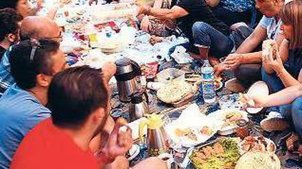 „Iftar auf dem Boden“, das Fastenbrechen ohne Tische und Stühle, ist die jüngste Aktionsform der Regierungsgegner. Foto: rtr