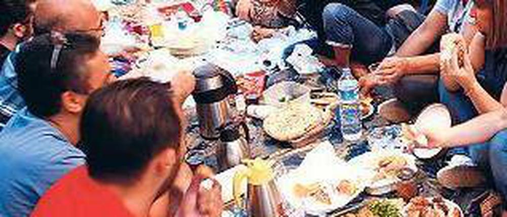 „Iftar auf dem Boden“, das Fastenbrechen ohne Tische und Stühle, ist die jüngste Aktionsform der Regierungsgegner. Foto: rtr