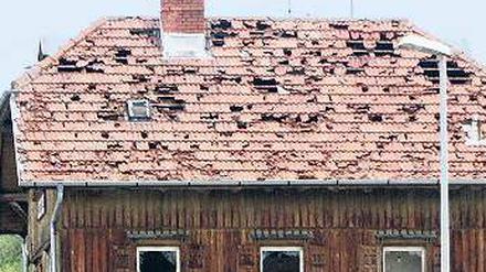 Hagel hat das Dach und die Fenster dieses Hauses in Reutlingen zerstört. Foto: dpa