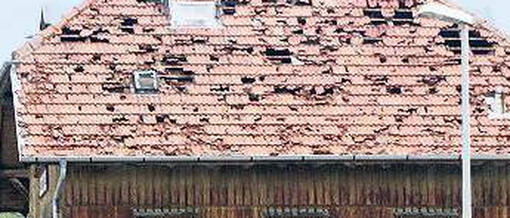 Hagel hat das Dach und die Fenster dieses Hauses in Reutlingen zerstört. Foto: dpa