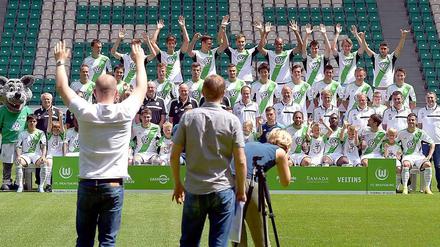 Klasse(n)foto: Wolfsburgs Spieler haben vor Saisonbeginn noch Spaß