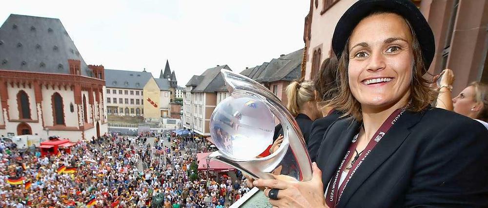 Nadine Angerer beim Empfang auf dem Frankfurter Römer.