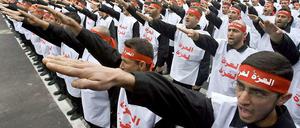 Gefragt. Kämpfer der Hisbollah werden bei einer Zeremonie vereidigt (hier ein Archivbild). Der Widerstand gegen Israel verschafft der Schiiten-Miliz viel Zulauf.