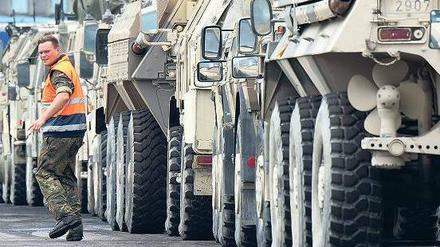 Zurück nach Hause. Die ersten 200 Fahrzeuge der Bundeswehr sollen Mitte August wieder in Emden eintreffen. Foto: dpa
