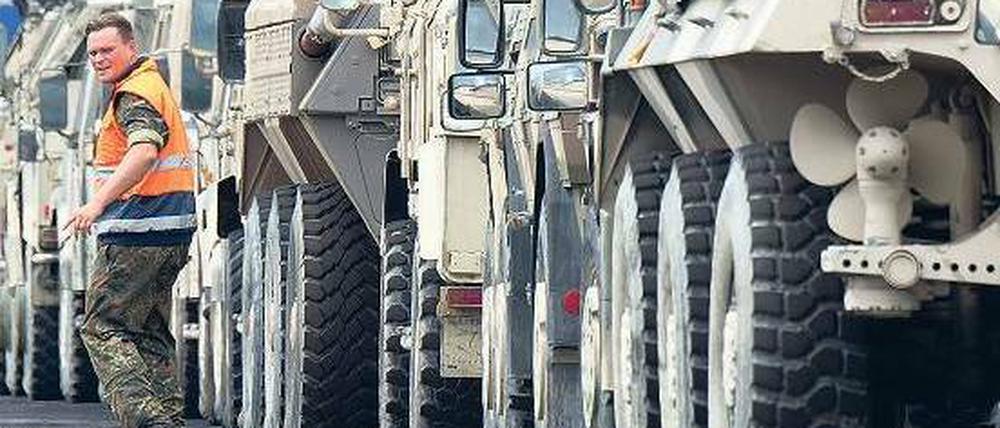 Zurück nach Hause. Die ersten 200 Fahrzeuge der Bundeswehr sollen Mitte August wieder in Emden eintreffen. Foto: dpa