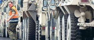 Zurück nach Hause. Die ersten 200 Fahrzeuge der Bundeswehr sollen Mitte August wieder in Emden eintreffen. Foto: dpa
