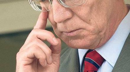 Seine Lesart. Verteidigungsminister Thomas de Maizière ist weiter unter Druck. Am Mittwoch muss er selbst vor dem Untersuchungsausschuss aussagen. Foto: Marijan Murat/dpa