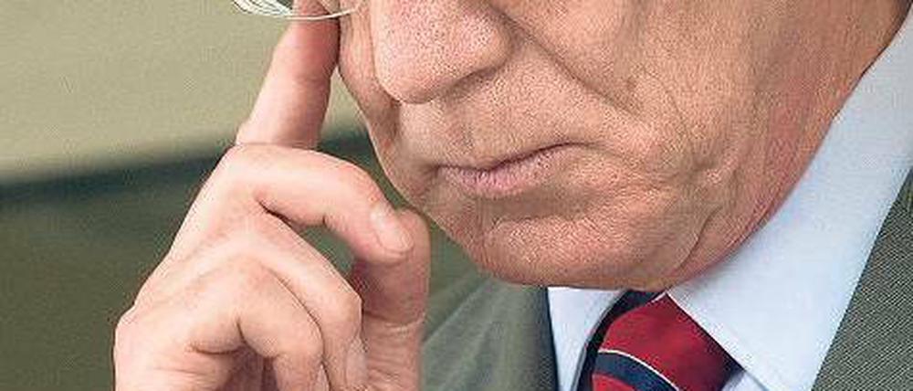 Seine Lesart. Verteidigungsminister Thomas de Maizière ist weiter unter Druck. Am Mittwoch muss er selbst vor dem Untersuchungsausschuss aussagen. Foto: Marijan Murat/dpa