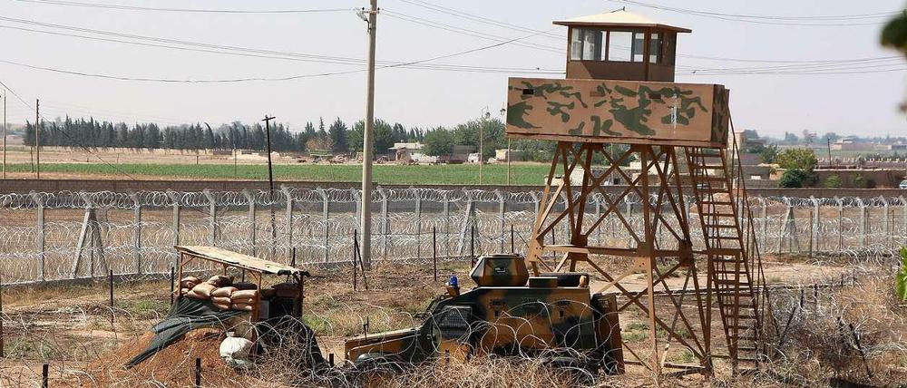 Türkische Militärfahrzeuge in der Nähe der türkisch-syrischen Grenze. Die Lage spitzt sich zu.