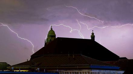 Gewitter über Moabit: Aber so schlimm wie ursprünglich befürchtet fielen die Unwetter nicht aus. 