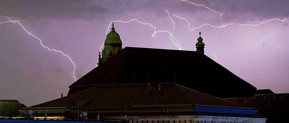 Gewitter über Moabit: Aber so schlimm wie ursprünglich befürchtet fielen die Unwetter nicht aus. 