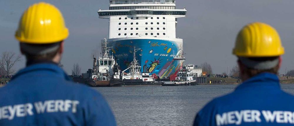 Mehr als 2500 Beschäftigte bauen auf der Meyer Werft Kreuzfahrtschiffe wie die "Norwegian Breakaway". 