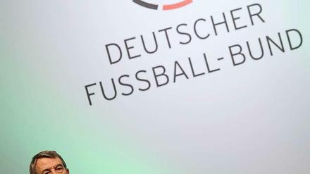 Allein am Pult: DFB-Präsident Wolfgang Niersbach.