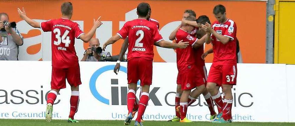 Jubel in Ostwestfalen: Kaiserslauterns Spieler feiern den 1:0-Treffer von Simon Zoller.